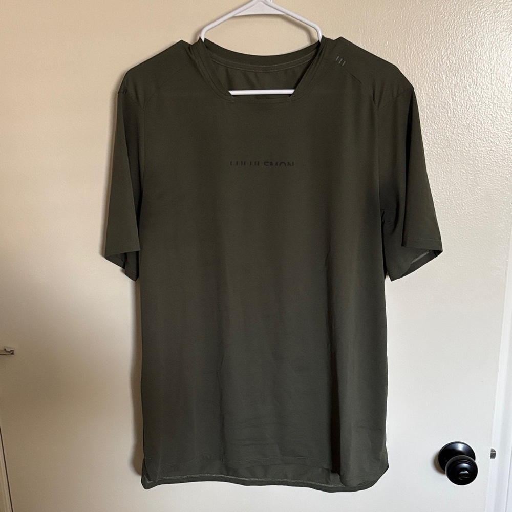 lululemon athletica Men's Green Short Sleeve Tee